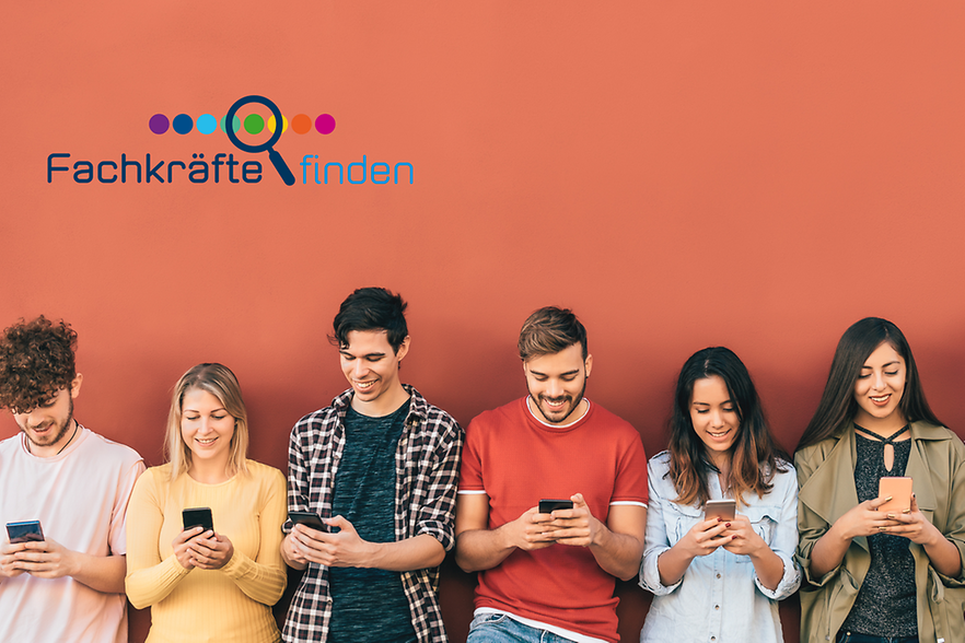 Junge Menschen mit Handy in der Hand