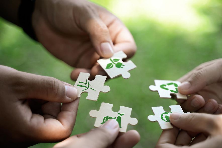 f&uuml;nf Umweltpuzzleteile in f&uuml;nf H&auml;nden