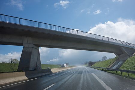 Eine Br&uuml;cke &uuml;ber der Autobahn