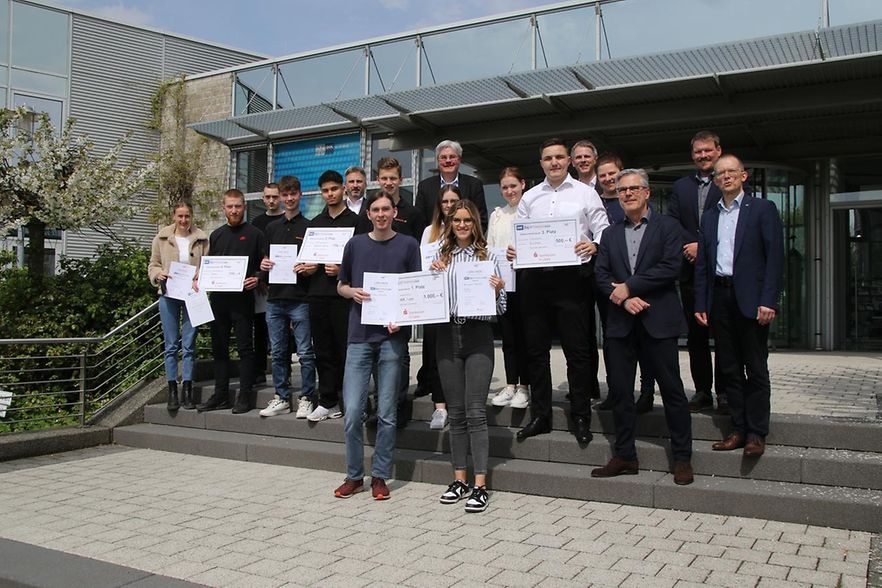 Das Bild zeigt die Gewinnerinnen und Gewinner des IHK-Azubiwettbewerbs in Sachen Digitalisierung.