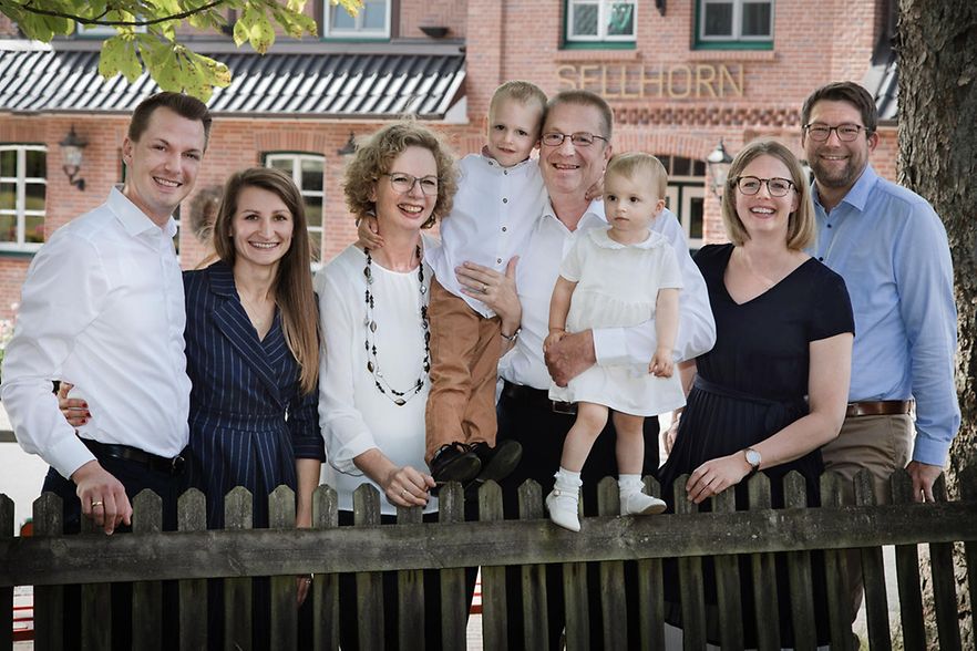 Gro&szlig;familie vor dem Hotel.