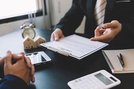 Home,Buyers,Meet,And,Negotiate,With,Real,Estate,Agents,About