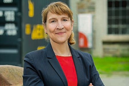 Dr. Vera Hierholzer Hochformat