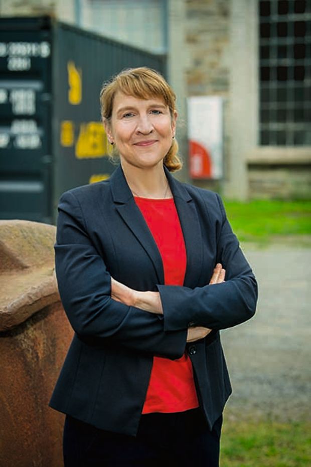 Dr. Vera Hierholzer Hochformat