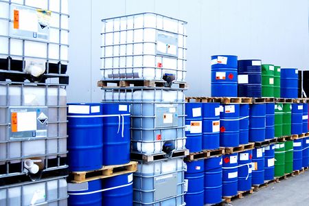 Lager mit Tonnen und Containern