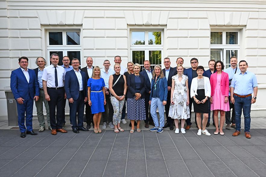Die Mitglieder des neu gew&auml;hlten IHK-Gremiums Regensburg vor dem IHK-Geb&auml;ude.