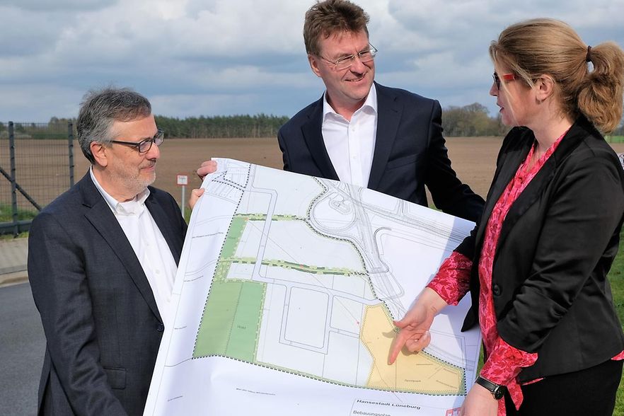 Halten gemeinsam einen Bauplan (v.l.): J&uuml;rgen Enkelmann, Jens Wrede und Claudia Kalisch.