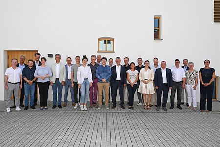 Die 27 Unternehmerinnen und Unternehmer des neu gew&auml;hlten IHK-Gremiums Neumarkt vor dem Evangelischen Zentrum in Neumarkt.