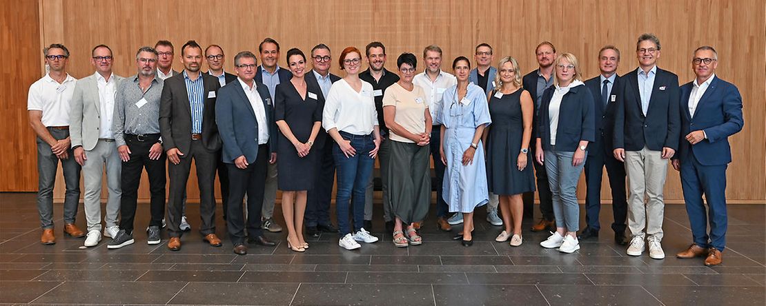 Die Unternehmerinnen und Unternehmer des neu gew&auml;hlten IHK-Gremiums Cham in der Stadthalle Cham.
