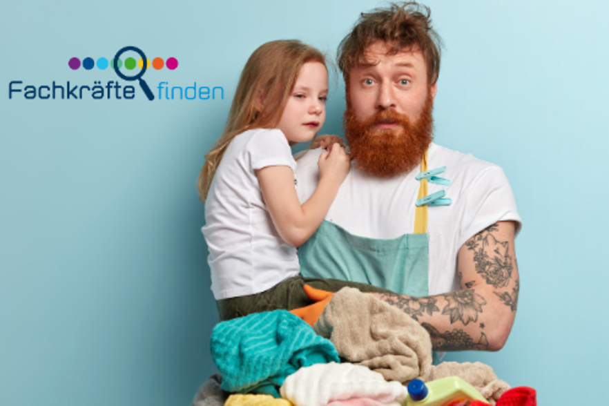 M&uuml;der Vater mit Kind im Arm, vor ihm W&auml;scheberg. Schriftzug "Fachkr&auml;fte finden"