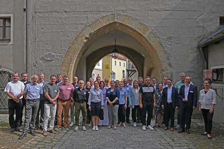 Die Mitglieder des neu gew&auml;hlten IHK-Gremiums Amberg-Sulzbach vor einem Stadttor.