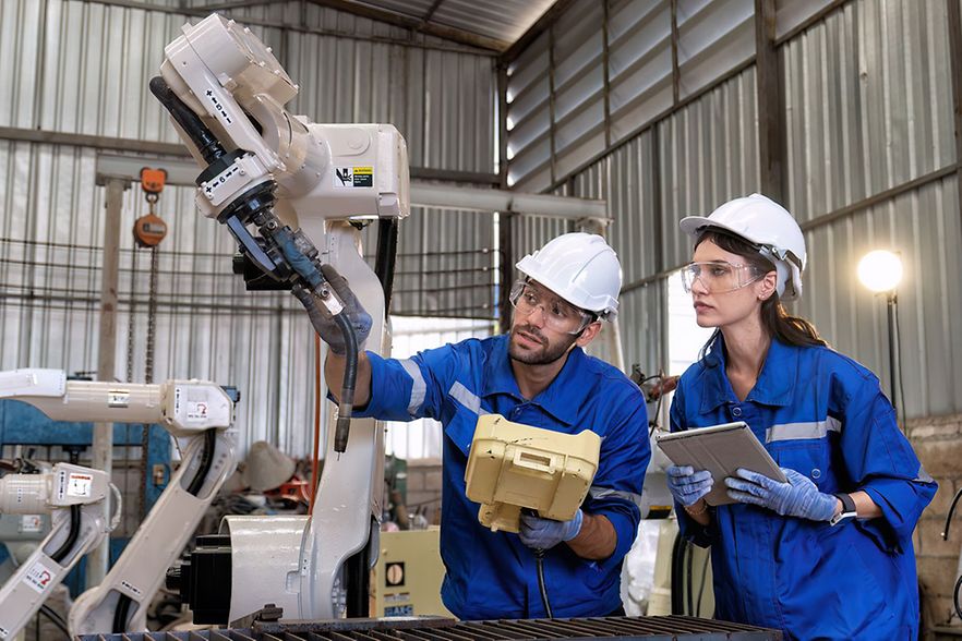 Roboter_Schulung_Tongpool-Piasupun_shutterstock_Inet