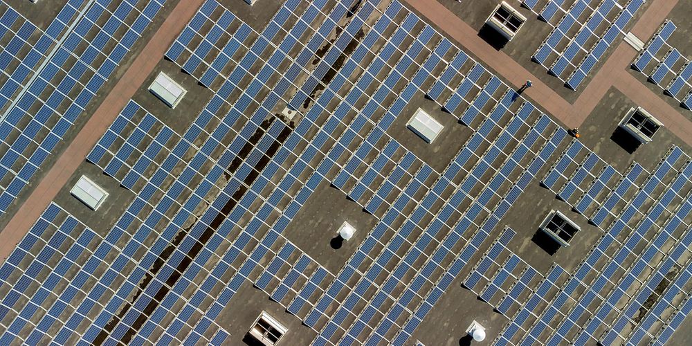 Luftaufnahme der Photovoltaik-Anlagen auf dem Dach von Ford in Merkenich