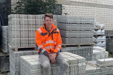 Max Brodnicki sitzt auf Betonplatten