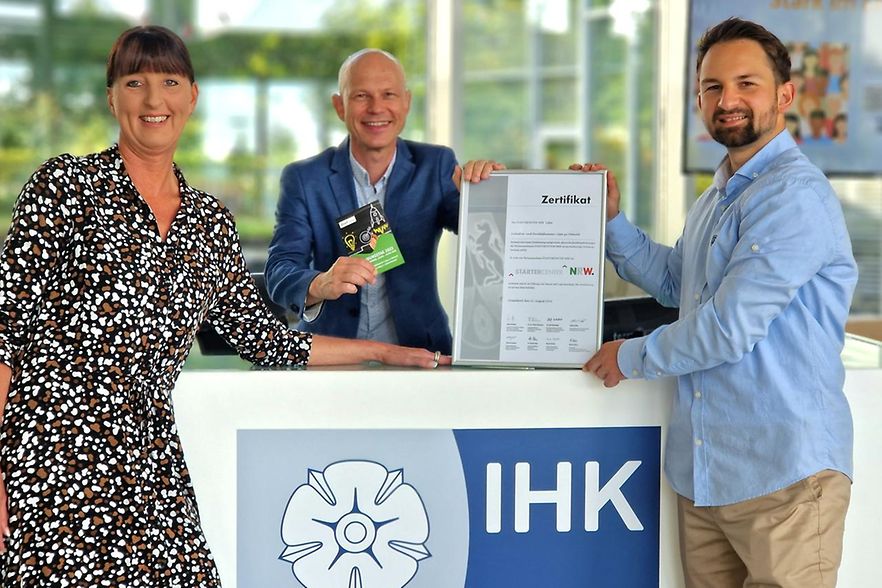 Das Foto zeigt Mitarbeiter:innen der IHK Lippe, die sich &uuml;ber die Zertifizierung freuen.