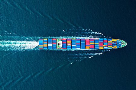 Ein Containerschiff f&auml;hrt &uuml;ber das Meer