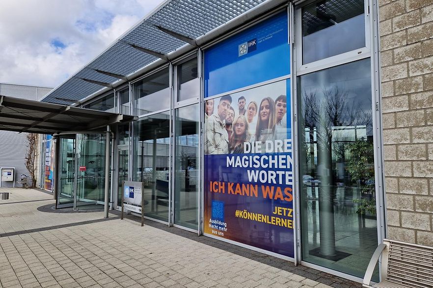 Das Bild zeigt den Eingang der IHK zum Messestart der Ausbildungsmesse 2023.