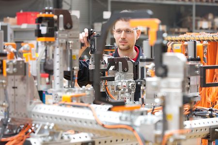 Industriemeister arbeitet an einer Maschine