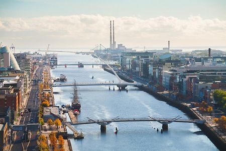 Hafen von Dublin mit mehreren Br&uuml;cken und Industrie im Hintergrund.