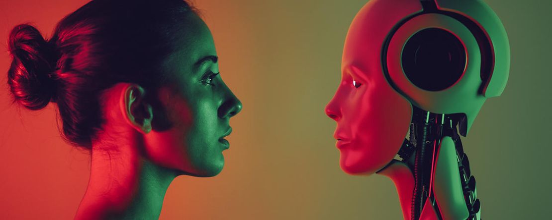 Junge Frau und Roboter von Angesicht zu Angesicht