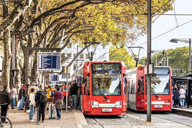 Zwei Stra&szlig;enbahnen der KVB am K&ouml;lner Neumarkt