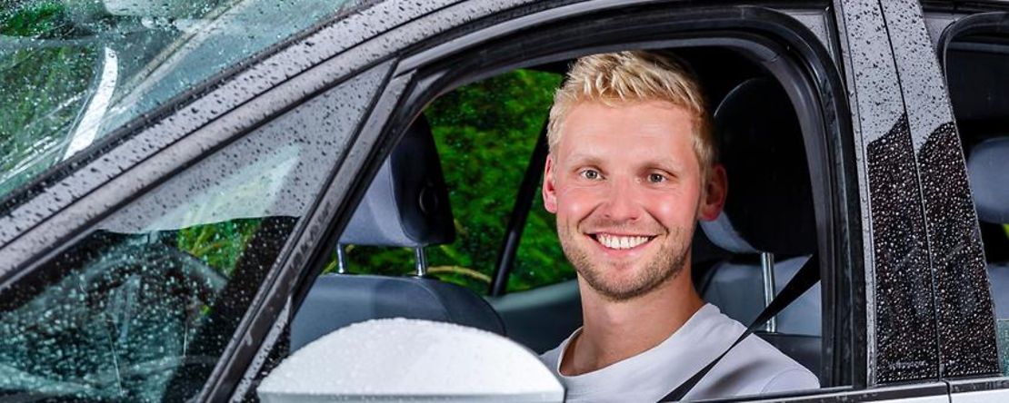 Wolfram Uerlichs, Gr&uuml;nder von goFlux, in einem goFlux-Auto