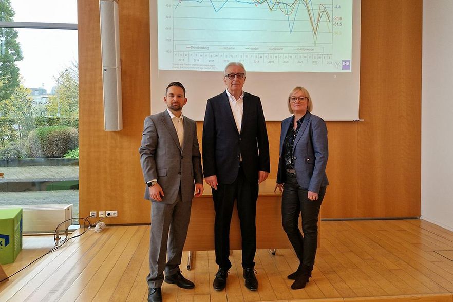 Das Bild zeigt Personen, die den Konjunkturlagebericht der IHK Lippe f&uuml;r den Herbst 2023 vorstellen.