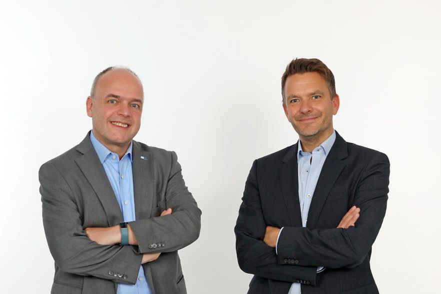 Vogel und Dr. M&uuml;ller im Anzug