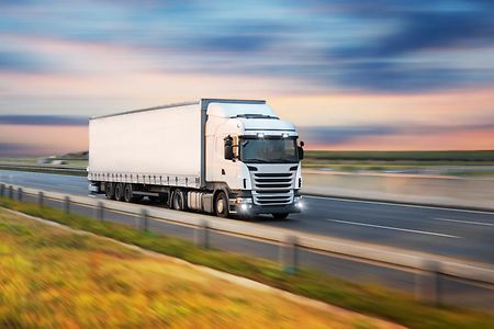 Wei&szlig;er Lkw auf der Stra&szlig;e