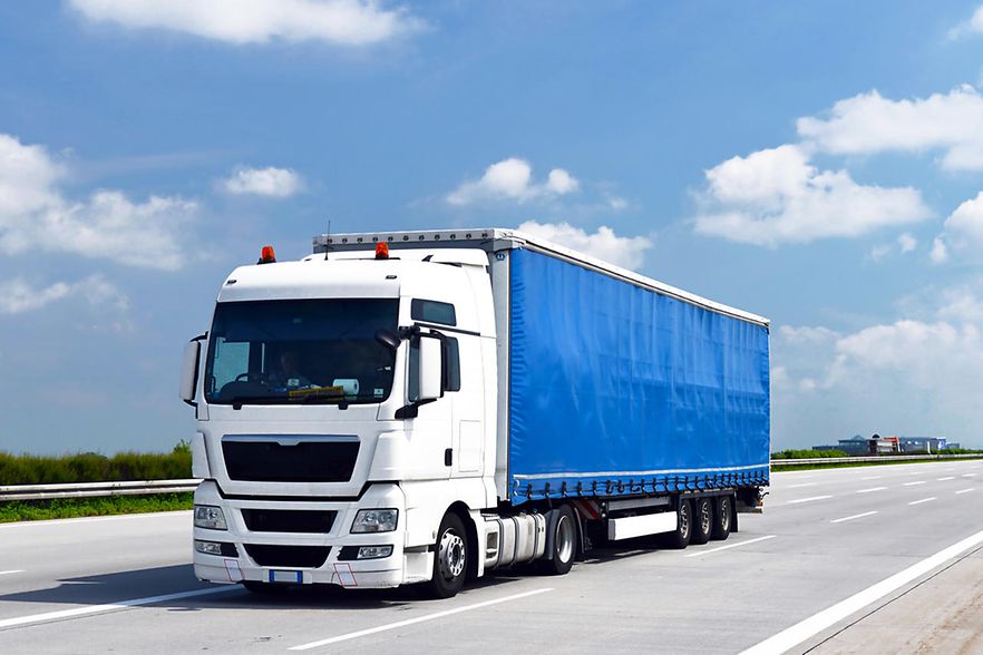 Lkw f&auml;hrt auf der Autobahn