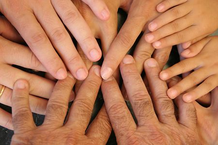 verschiedene ausgebreitete H&auml;nde treffen sich