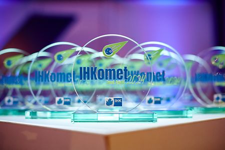 Runde Glastrop&auml;he mit der Auschrift IHKomet
