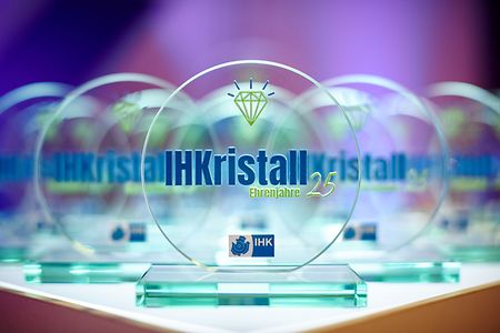 Runde Glastrop&auml;he mit der Aufschrift IHKristall