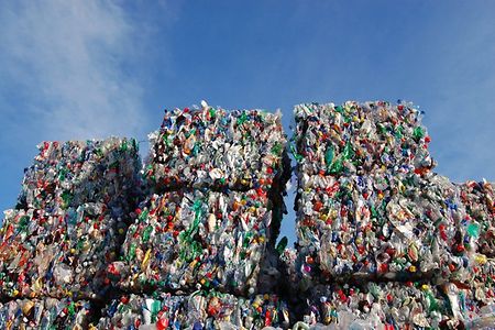 Zusammengepresster Plastik-M&uuml;ll auf der Deponie unter freiem Himmel aufeinandergestapelt