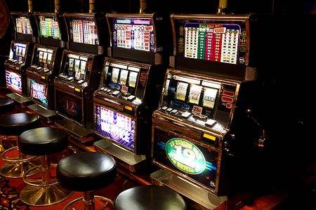 Mehrere Spielautomaten in einer Spielhalle nebeneinander
