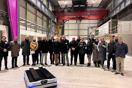 mehrere Personen stehen in den Lagerhallen bei ASAS GmbH