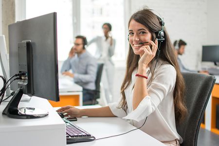 Junge Frau im Callcenter