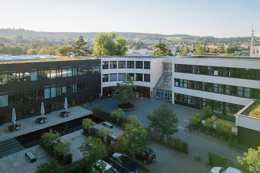 Drohnenaufnahme des IHK Geb&auml;udes von vorne