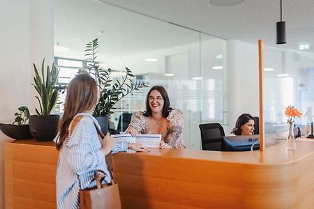 Zwei Frauen unterhalten sich am Service-Center.
