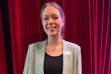 Azubi-Creator Meret auf der B&uuml;hne des IHK-SH-Tourismustags 