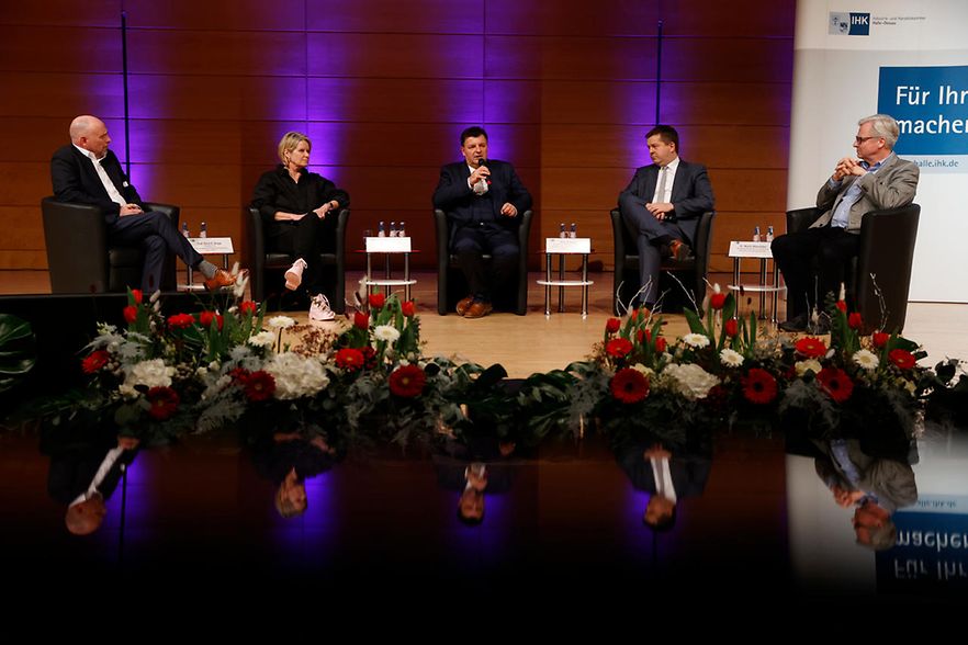 Gespr&auml;chsrunde mit f&uuml;nf Personen auf einer B&uuml;hne