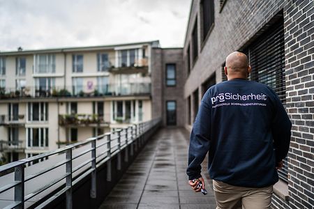 Mitarbeiter der proSicherheit geht auf einem Au&szlig;engang 