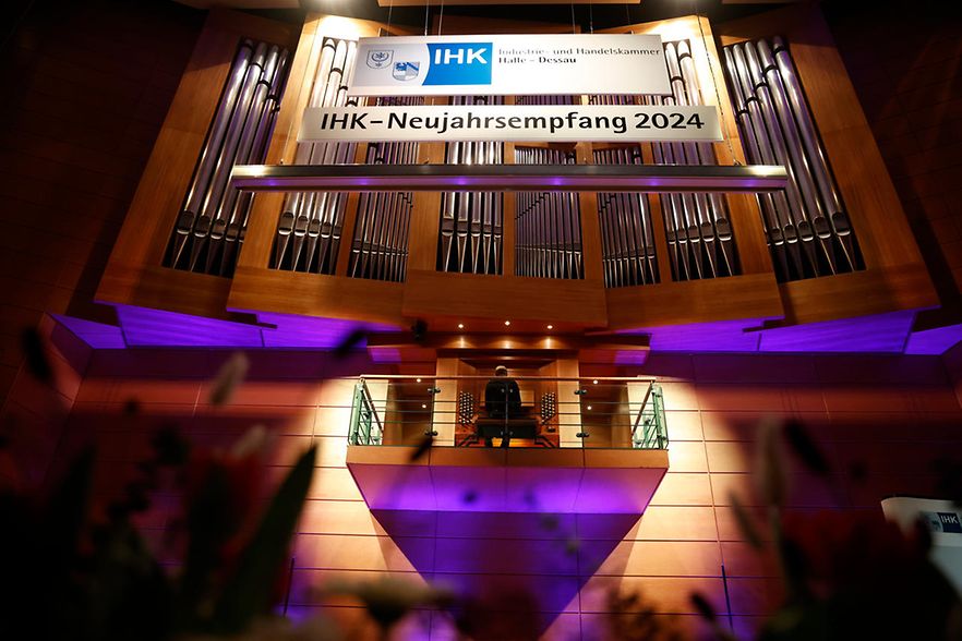 Blick auf eine Orgel und ein B&uuml;hnenschild