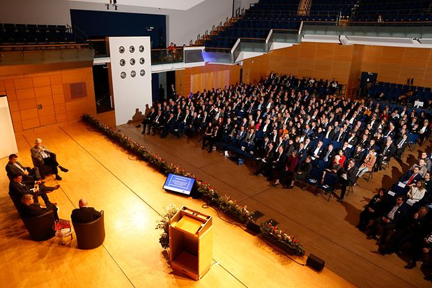 Eine Vielzahl von Personen sitzen in einem Saal
