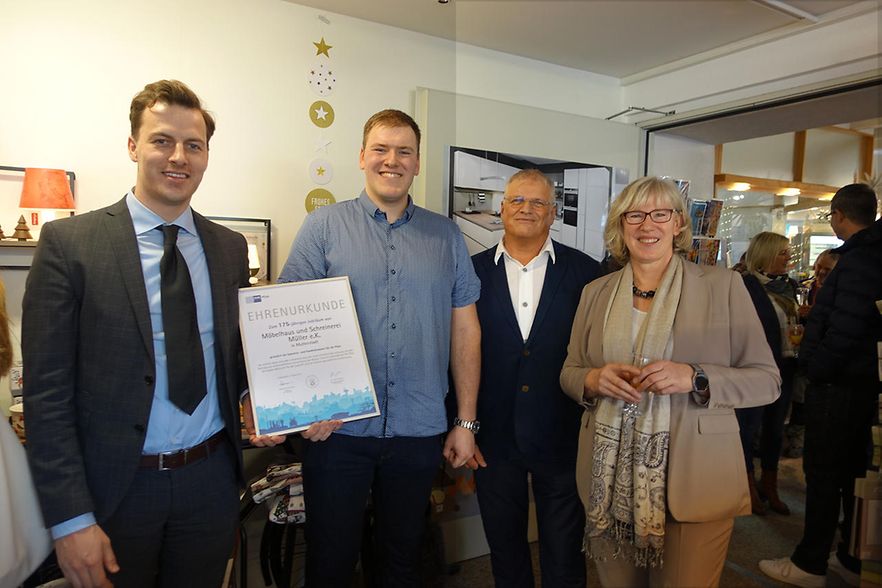 Kai von Linden, IHK Pfalz, &uuml;berreicht die Urkunde an Gustav Kowalke, Dieter M&uuml;ller und Maria-Luise Kowalke