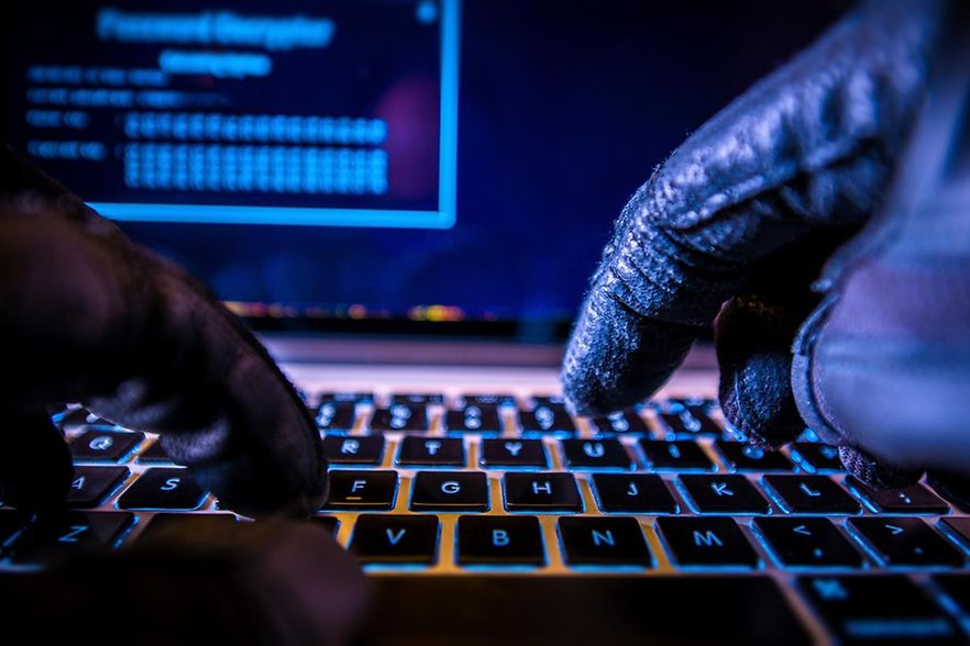 Ein Hacker tippt etwas ein.