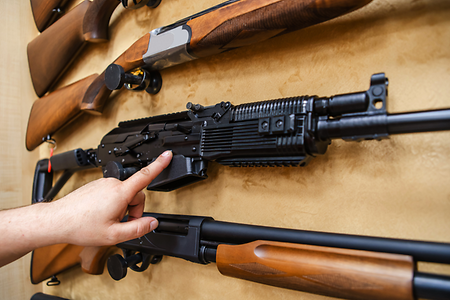 Mehrere Schusswaffen h&auml;ngen in der Auslage.