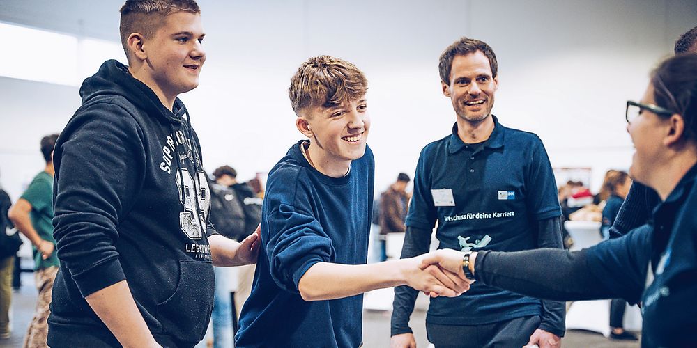 Junge Menschen stehen am Tischkicker