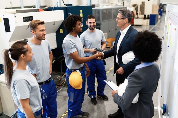 Azubi_Team_Drazen-Zigic_shutterstock_Inet