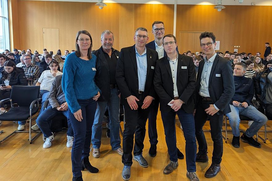 Das Bild zeigt Menschen bei der Auftaktveranstaltung der Energie-Scouts 2024 in der IHK Lippe.